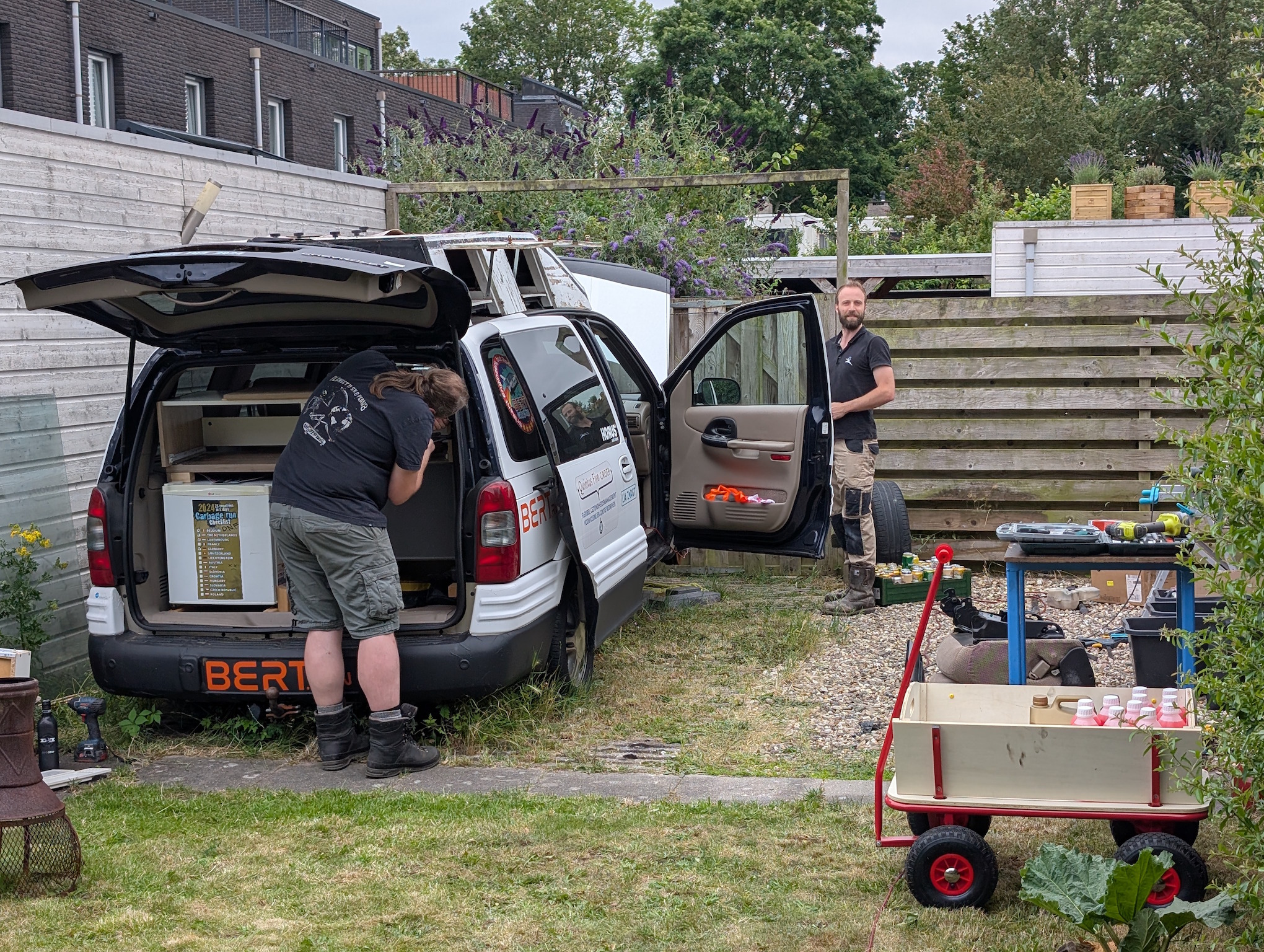 Er word gezellig aan de auto geklutst